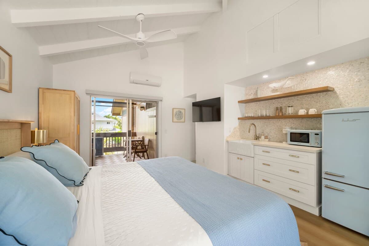 Designer Island Studio | AC + Private Patio - Photo 5