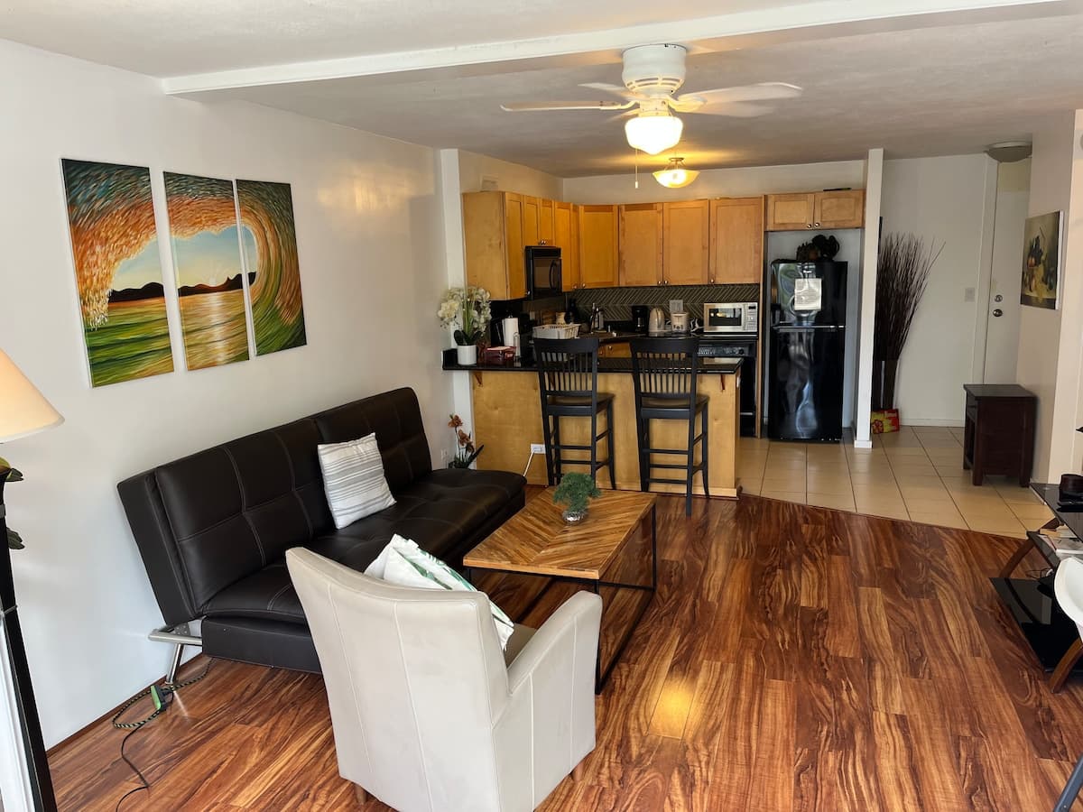 Condo in Honolulu · ★4.75 · 1 bedroom · 2 beds · 1 private bath - Photo 4
