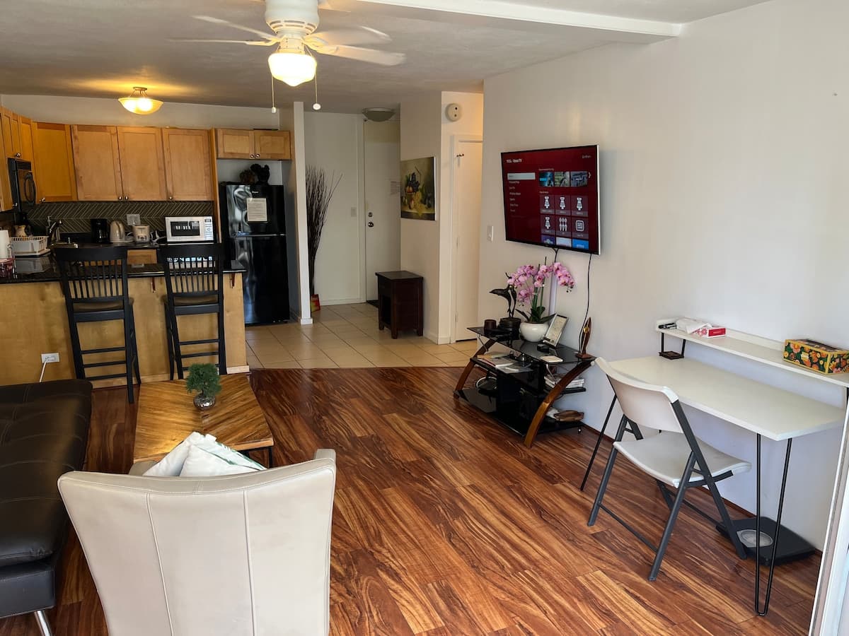 Condo in Honolulu · ★4.75 · 1 bedroom · 2 beds · 1 private bath - Photo 3