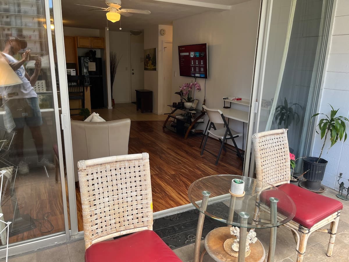 Condo in Honolulu · ★4.75 · 1 bedroom · 2 beds · 1 private bath - Photo 5