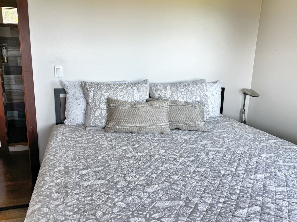 Home in Holualoa · ★4.89 · 1 bedroom · 3 beds · 1 bath - Photo 2