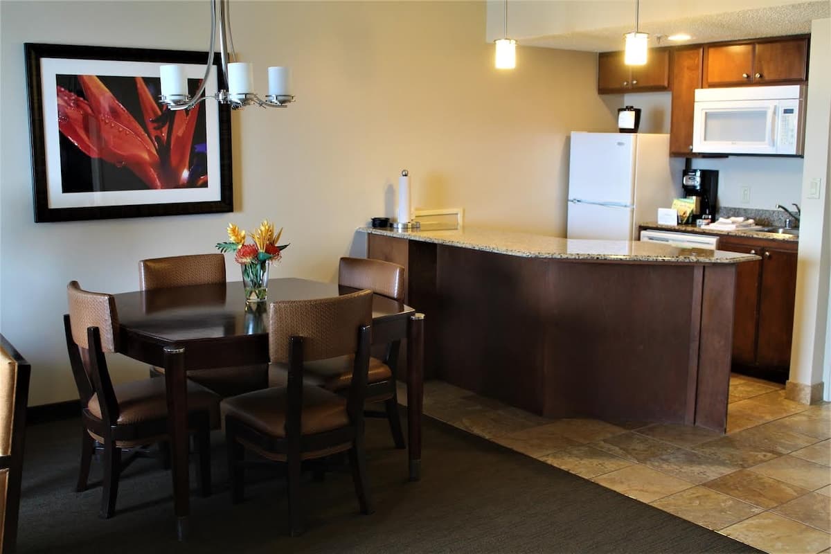 Condo in Lahaina · ★4.86 · 1 bedroom · 2 beds · 1 shared bath - Photo 5