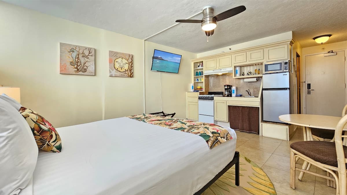 Condo in Honolulu · ★4.58 · Studio · 1 bed · 1 private bath - Photo 3