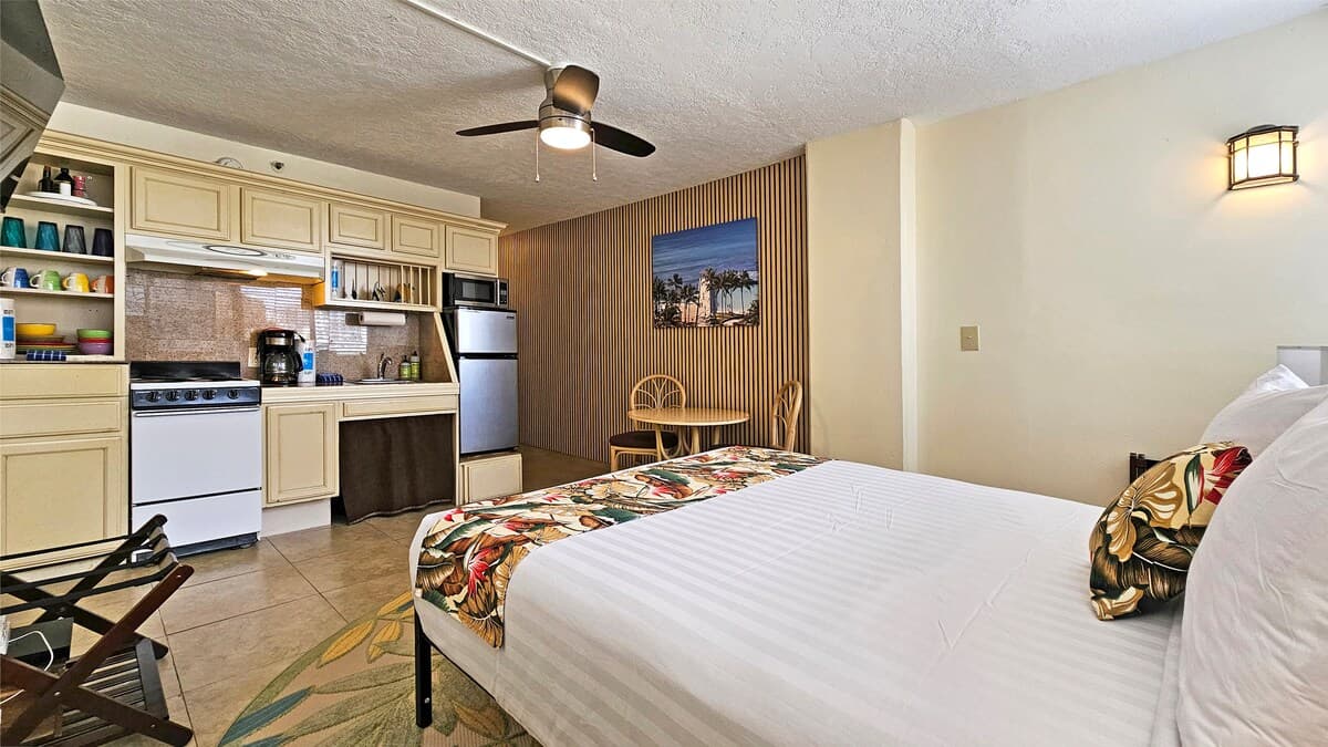 Condo in Honolulu · ★4.58 · Studio · 1 bed · 1 private bath - Photo 4