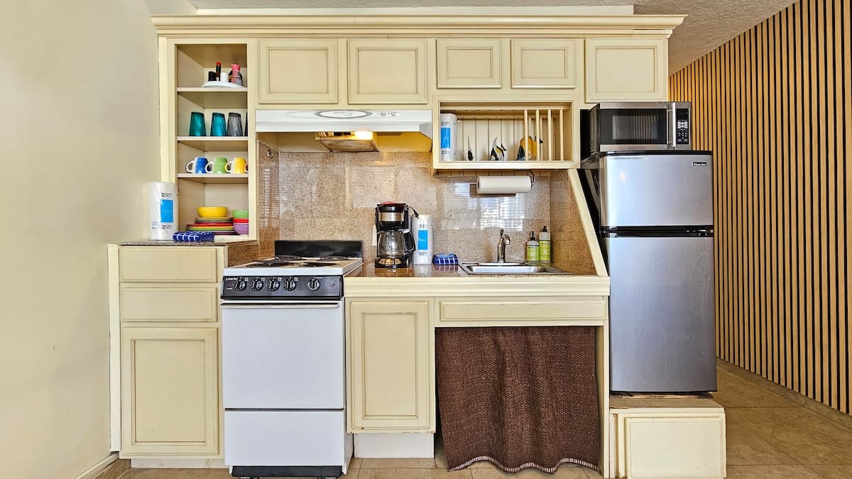 Condo in Honolulu · ★4.58 · Studio · 1 bed · 1 private bath - Photo 5