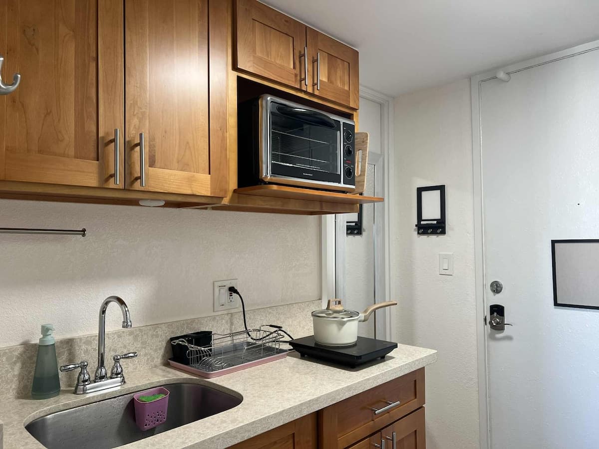 Waikiki Breeze Studio by the Shore + Free Parking - Photo 5