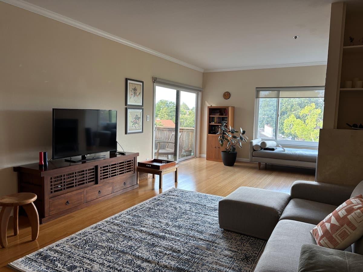 Top-floor Palo Alto condo, treetop sunrise view - Photo 2