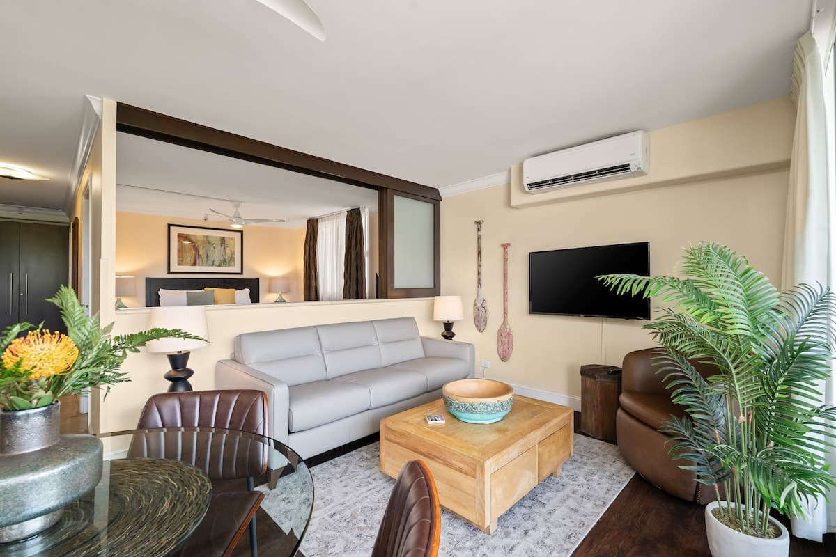 Condo in Honolulu · ★4.81 · 2 bedrooms · 3 beds · 1 private bath - Photo 3