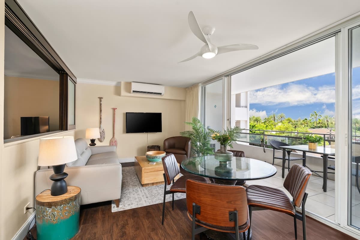 Condo in Honolulu · ★4.81 · 2 bedrooms · 3 beds · 1 private bath - Photo 4