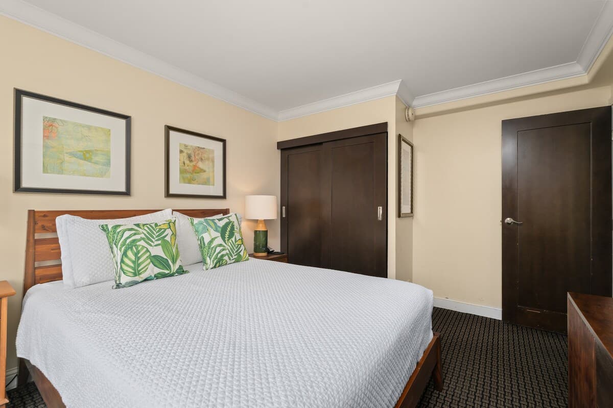 Condo in Honolulu · ★4.81 · 2 bedrooms · 3 beds · 1 private bath - Photo 1