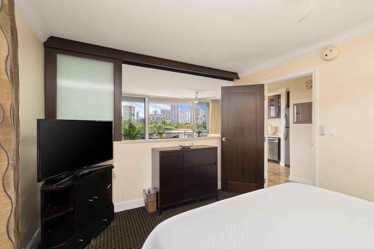 Condo in Honolulu · ★4.81 · 2 bedrooms · 3 beds · 1 private bath - Photo 2