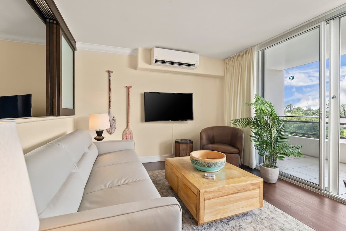 Condo in Honolulu · ★4.81 · 2 bedrooms · 3 beds · 1 private bath - Photo 5