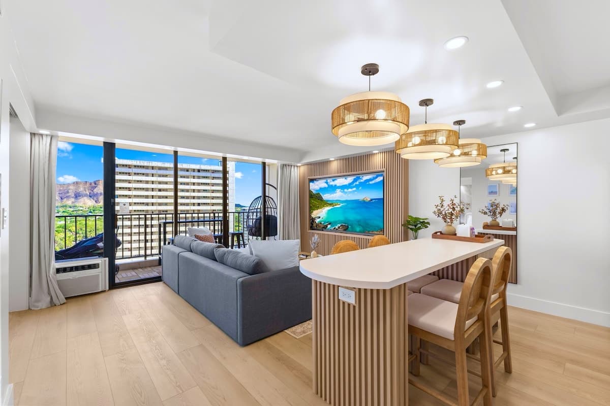 Condo in Honolulu · ★4.96 · 1 bedroom · 3 beds · 1 private bath - Photo 2