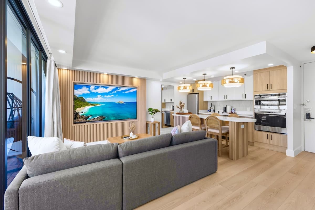 Condo in Honolulu · ★4.96 · 1 bedroom · 3 beds · 1 private bath - Photo 4