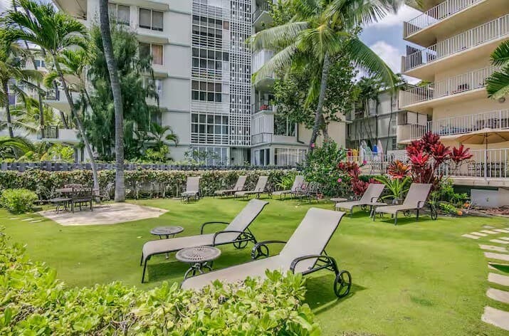 Condo in Honolulu · ★4.61 · 1 bedroom · 2 beds · 1 private bath - Photo 5