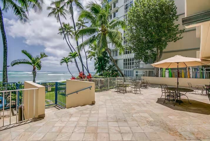 Condo in Honolulu · ★4.61 · 1 bedroom · 2 beds · 1 private bath - Photo 4