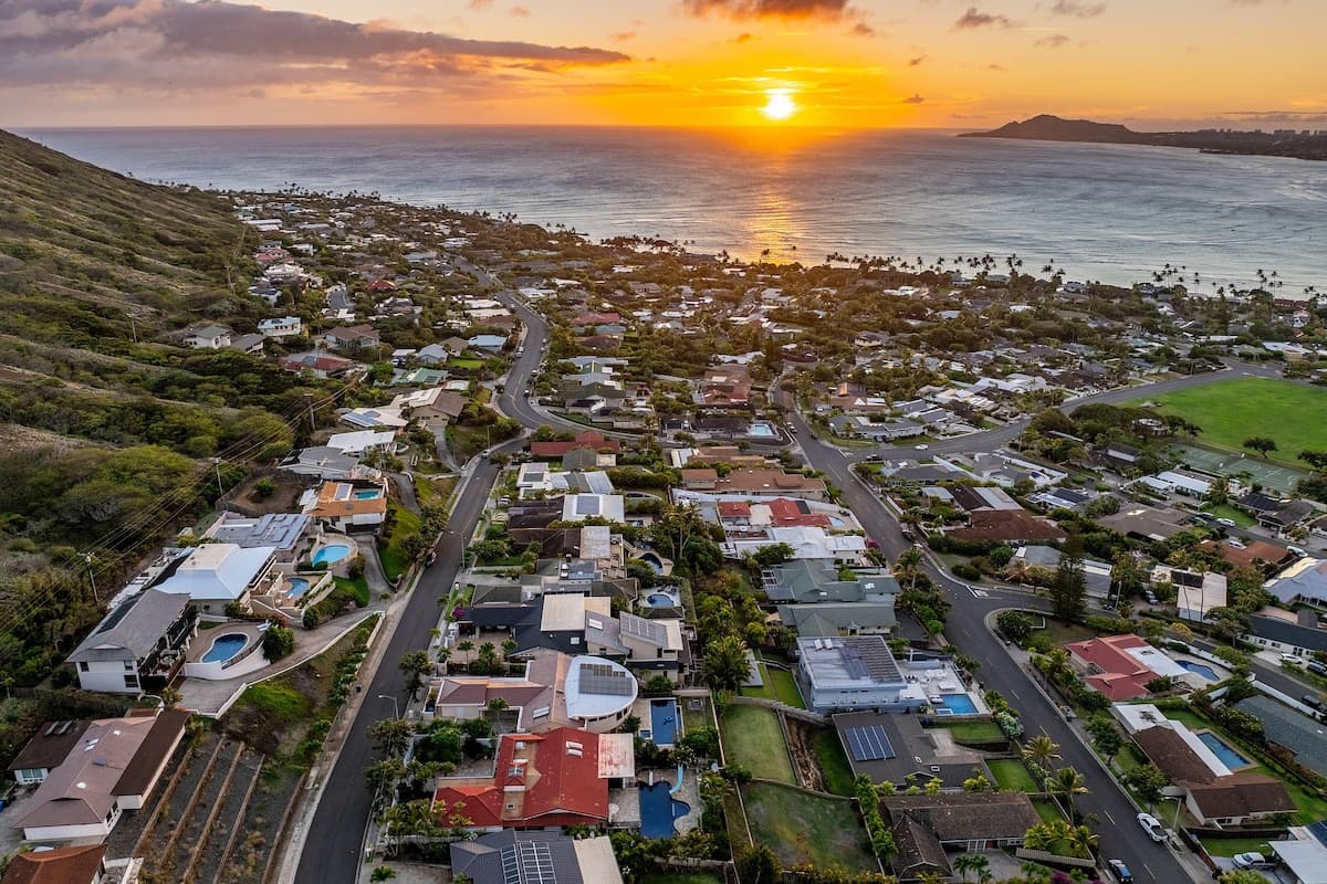 Home in Honolulu · ★4.85 · 3 bedrooms · 4 beds · 2 private baths - Photo 3