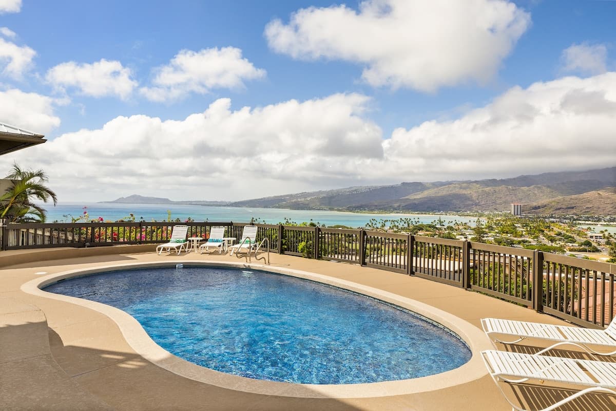 Home in Honolulu · ★4.85 · 3 bedrooms · 4 beds · 2 private baths - Photo 2