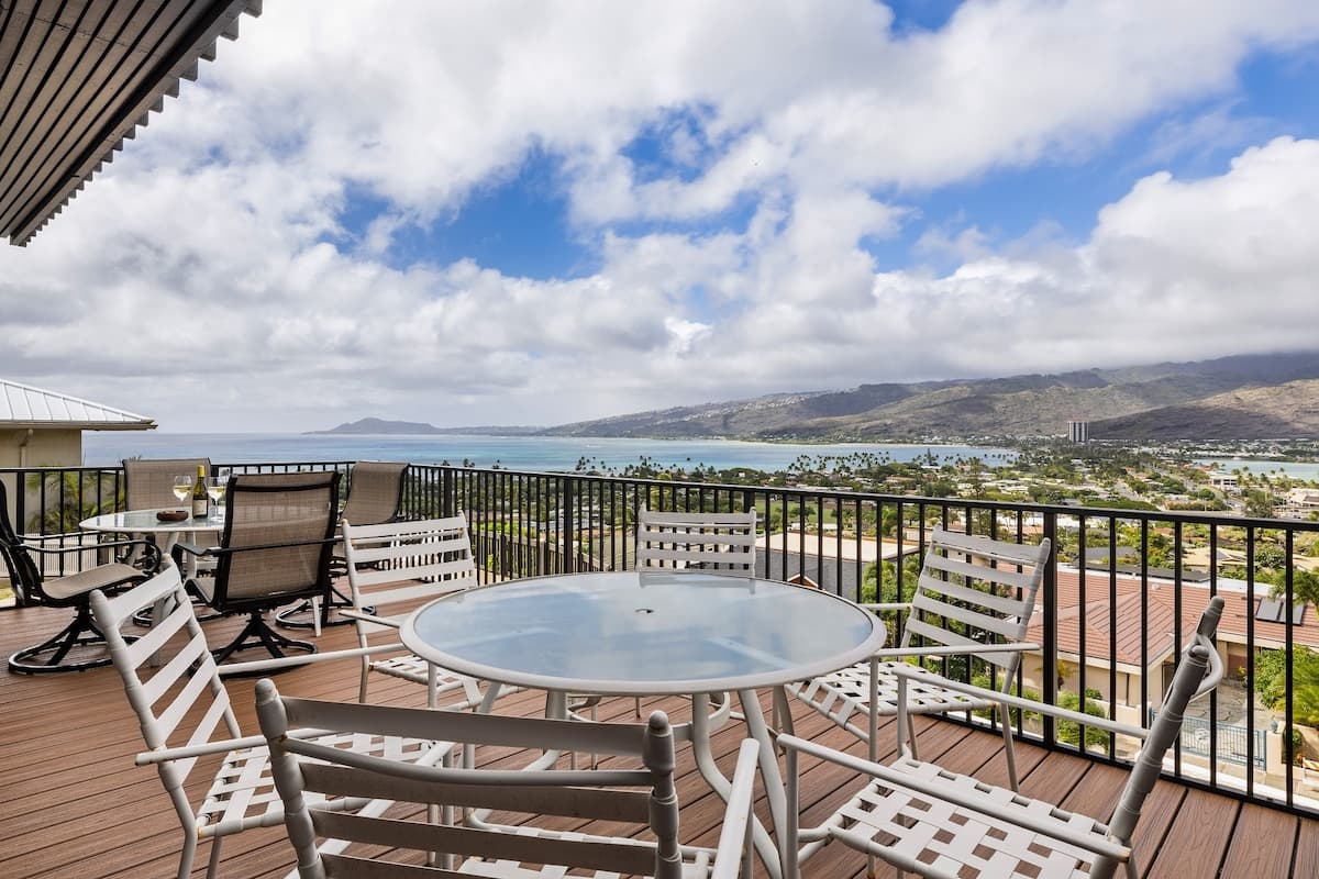 Home in Honolulu · ★4.85 · 3 bedrooms · 4 beds · 2 private baths - Photo 4