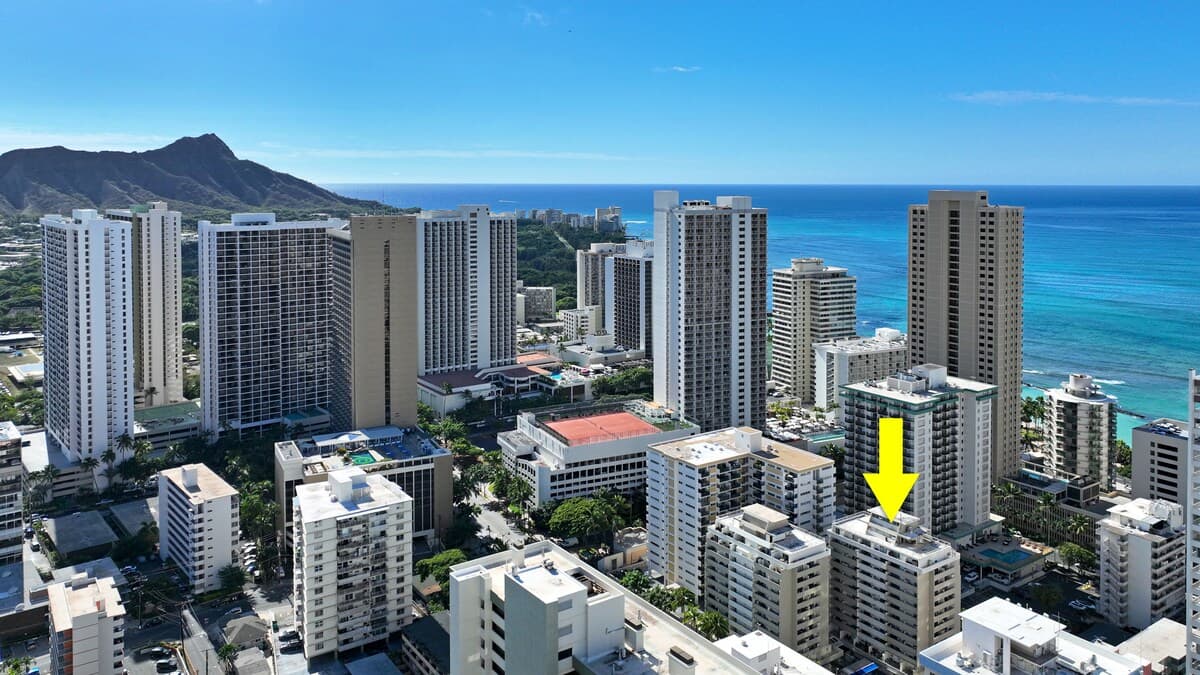 Condo in Honolulu · ★4.64 · Studio · 1 bed · 1 private bath - Photo 2