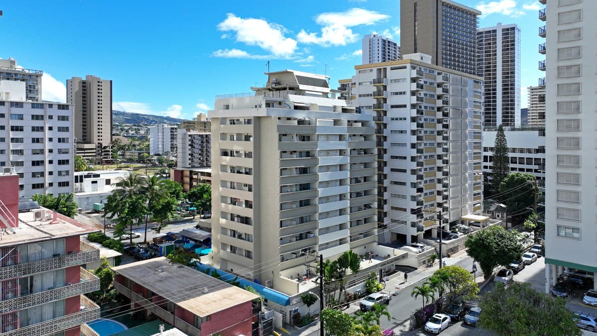 Condo in Honolulu · ★4.64 · Studio · 1 bed · 1 private bath - Photo 3