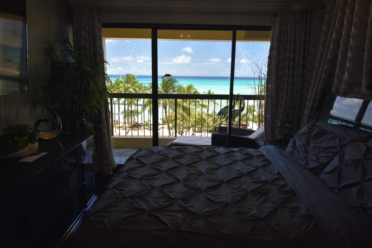 Place to stay in Honolulu · ★4.83 · 2 bedrooms · 4 beds · 2 private baths - Photo 4