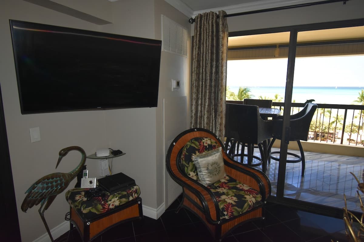 Place to stay in Honolulu · ★4.83 · 2 bedrooms · 4 beds · 2 private baths - Photo 2