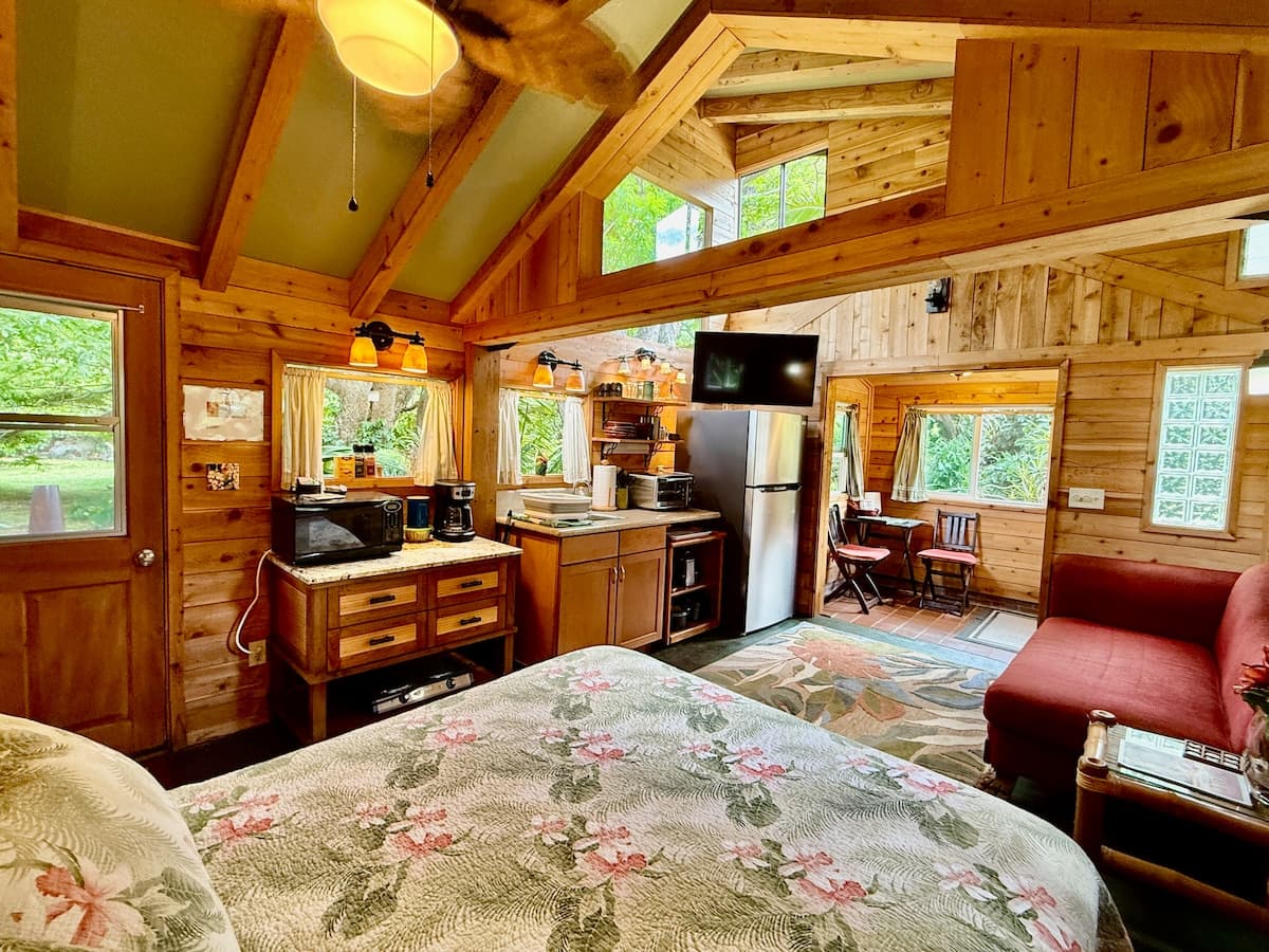 Adorable Gingerbread House Farm Stay, Makawao - Photo 3