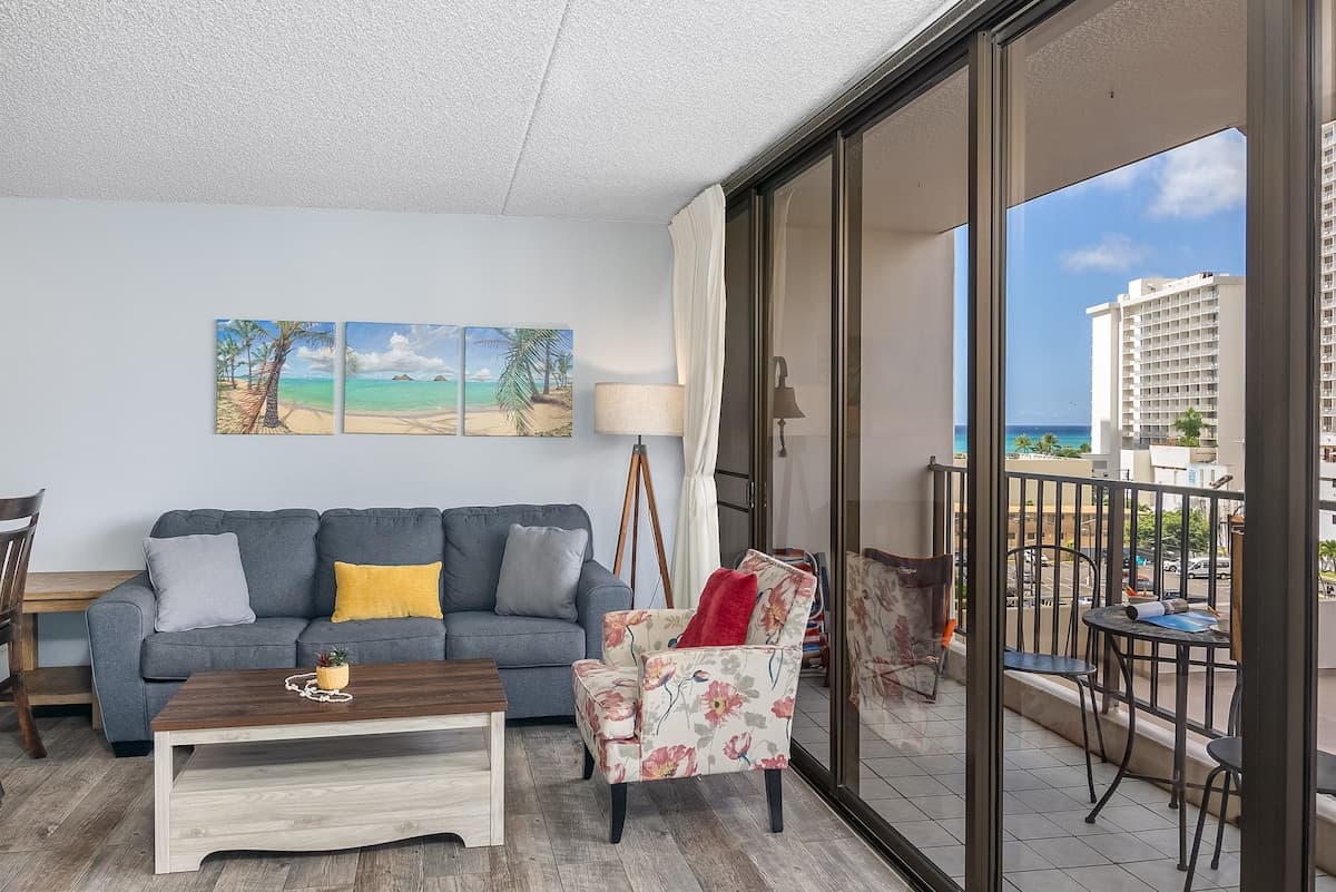 Condo in Honolulu · ★4.73 · 1 bedroom · 3 beds · 1 private bath - Photo 2