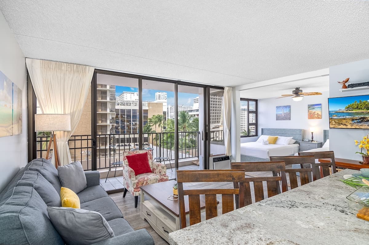 Condo in Honolulu · ★4.73 · 1 bedroom · 3 beds · 1 private bath - Photo 3