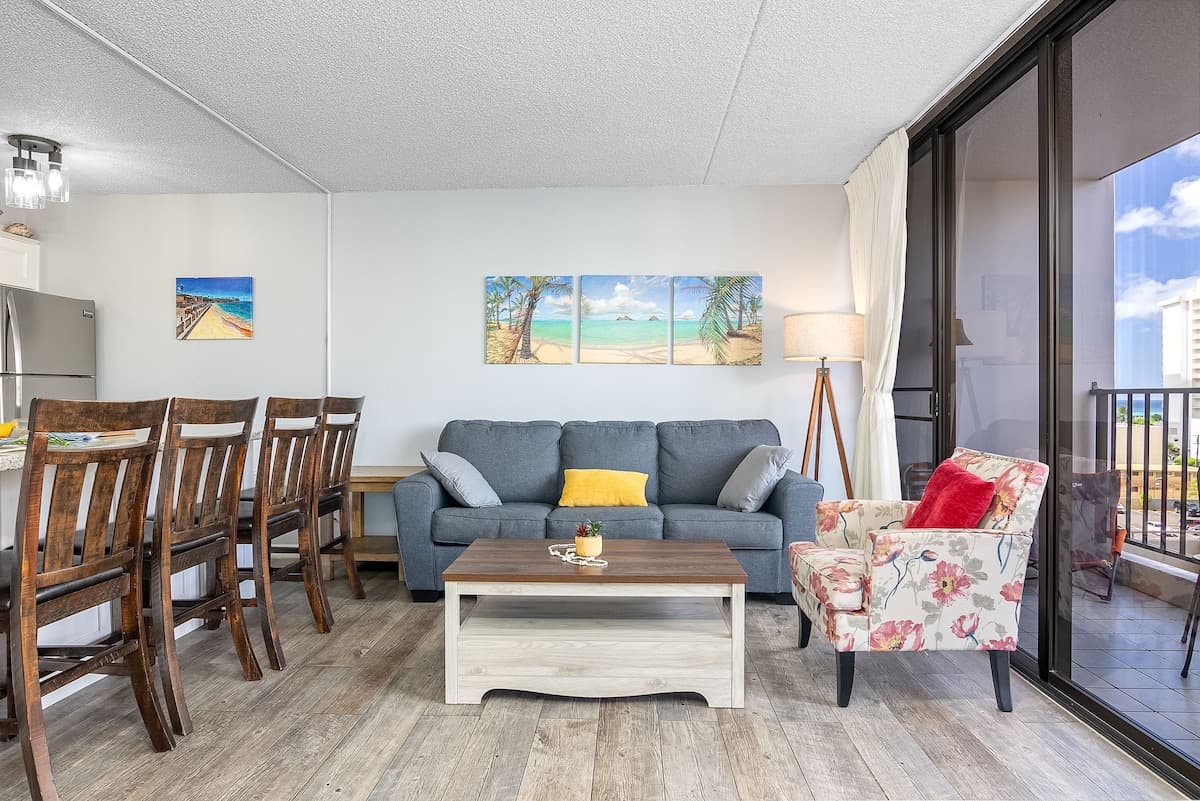 Condo in Honolulu · ★4.73 · 1 bedroom · 3 beds · 1 private bath - Photo 4