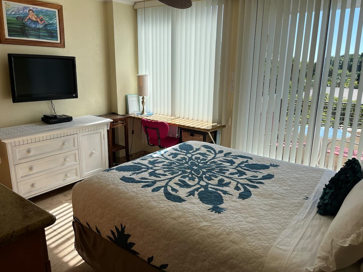 Condo in Honolulu · ★4.59 · 1 bedroom · 1 bed · 1 private bath - Photo 4