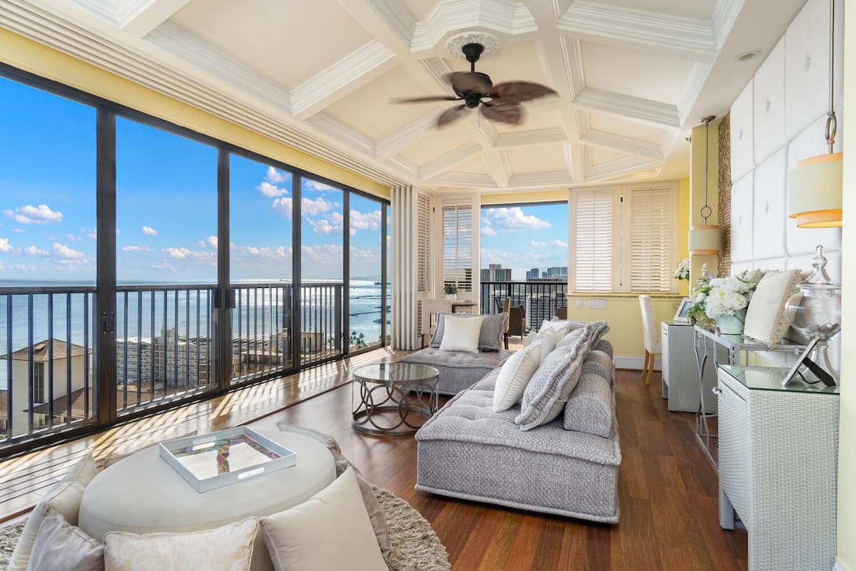 Condo in Honolulu · ★4.97 · 2 bedrooms · 2 beds · 1.5 private baths - Photo 5