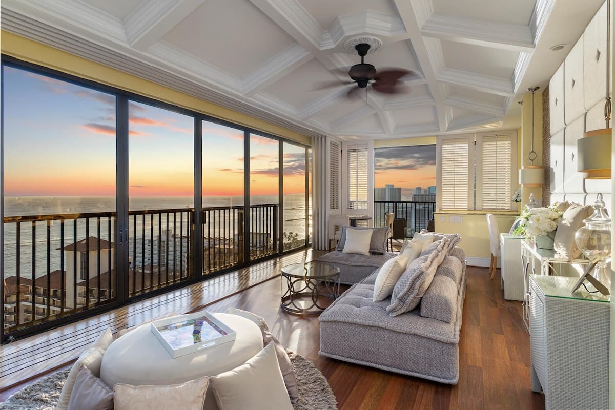 Condo in Honolulu · ★4.97 · 2 bedrooms · 2 beds · 1.5 private baths - Photo 3