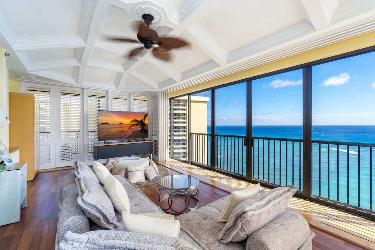 Condo in Honolulu · ★4.97 · 2 bedrooms · 2 beds · 1.5 private baths - Photo 4