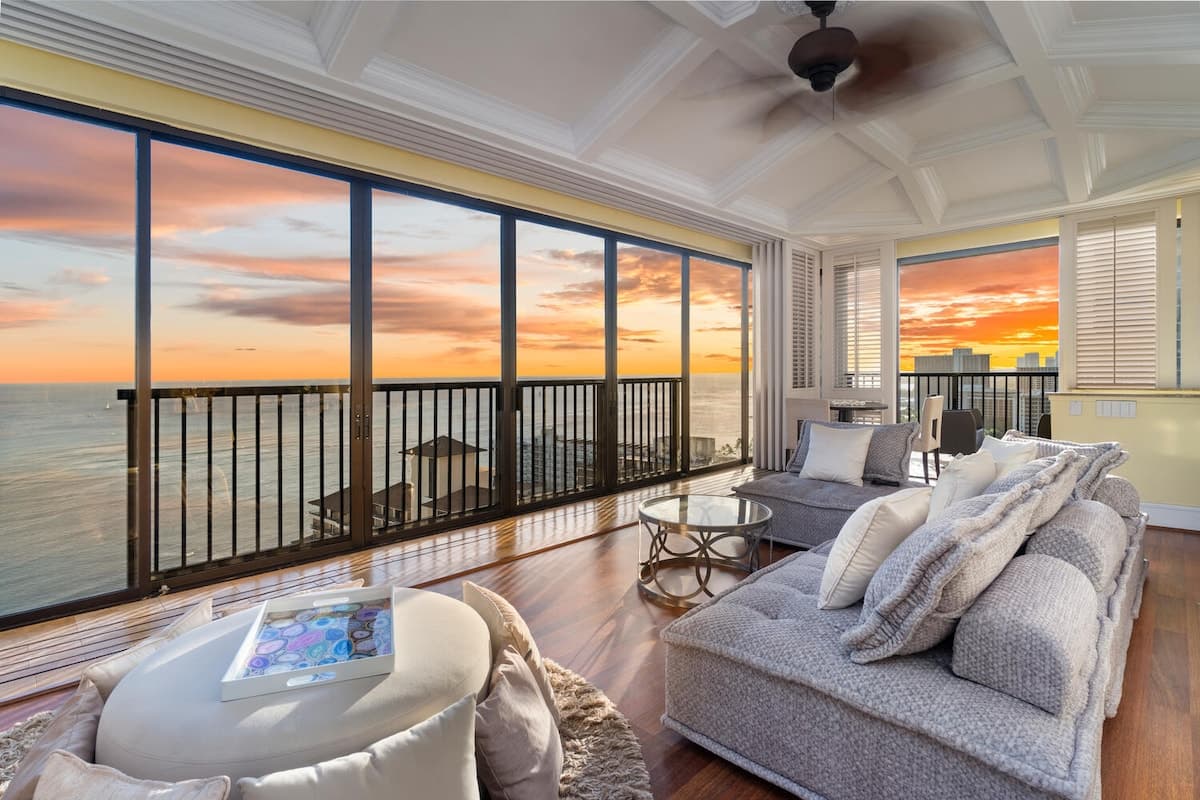 Condo in Honolulu · ★4.97 · 2 bedrooms · 2 beds · 1.5 private baths - Photo 2