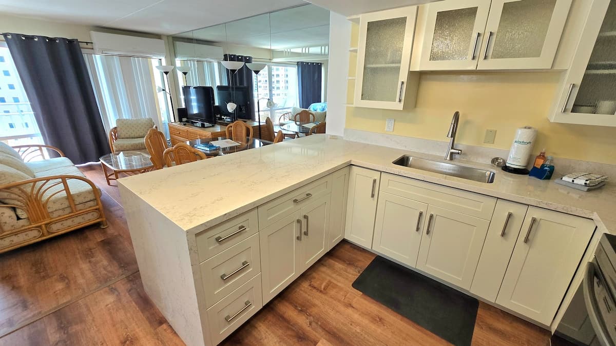 Condo in Honolulu · ★4.83 · 1 bedroom · 1 bed · 1 private bath - Photo 3