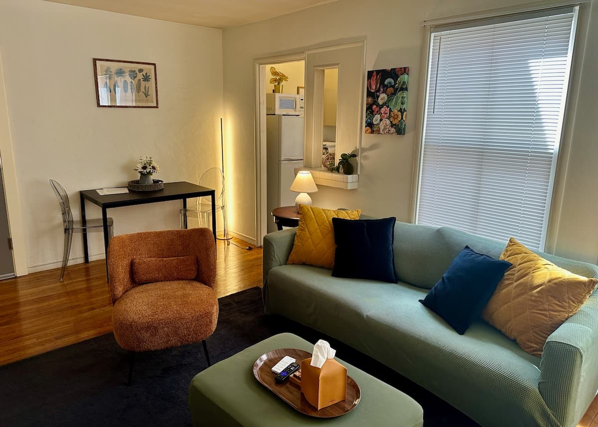 Classically Cool Apartment on College Ave - Photo 3