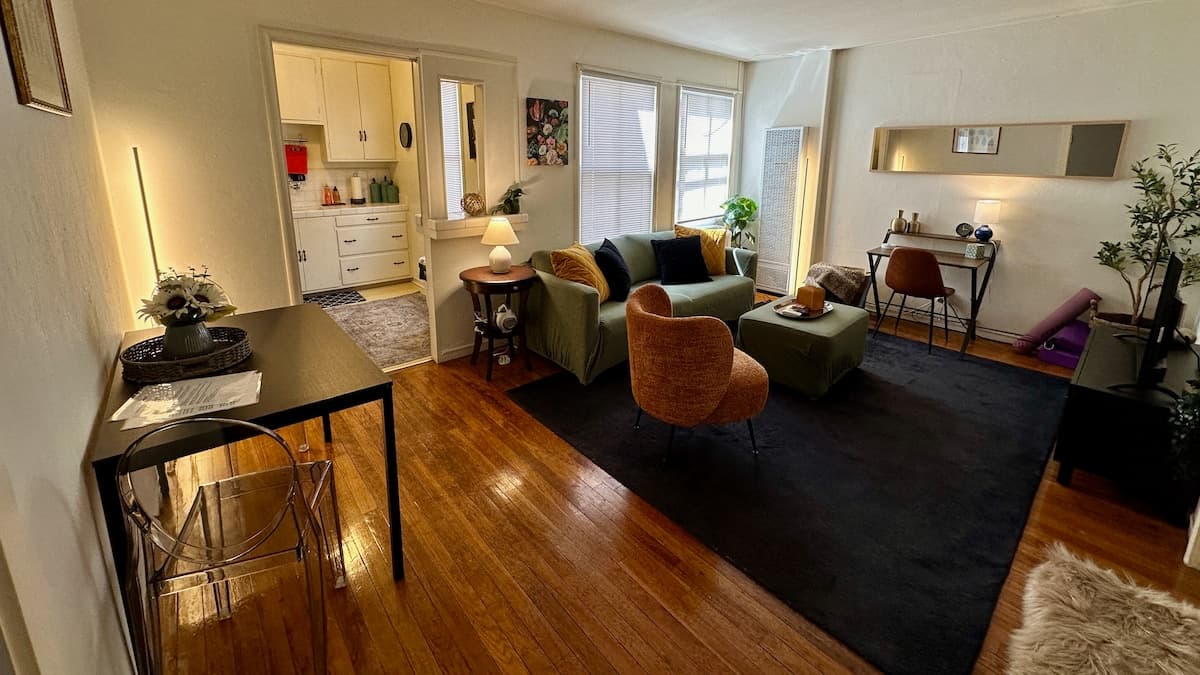 Classically Cool Apartment on College Ave - Photo 2