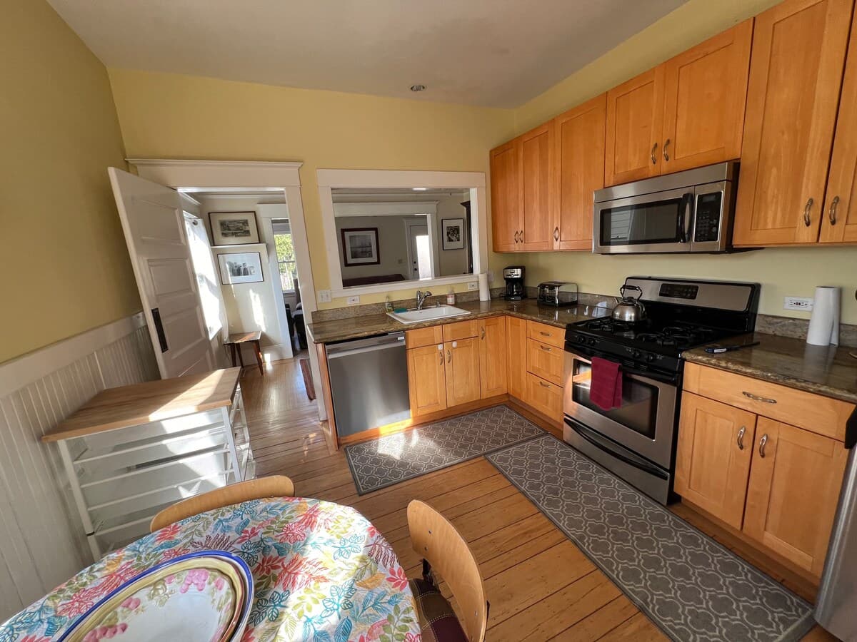 Charming Light-Filled Flat Near BART & Campus - Photo 5