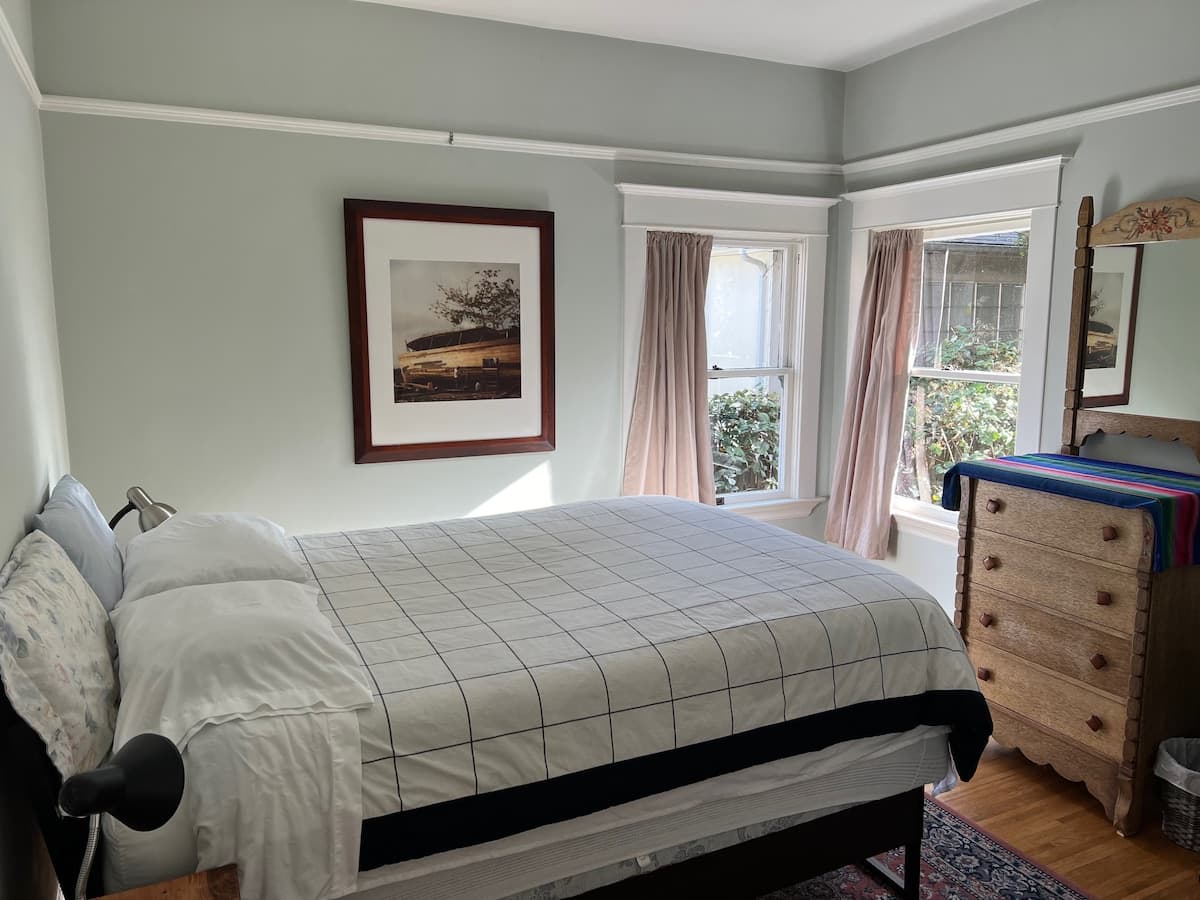 Charming Light-Filled Flat Near BART & Campus - Photo 1