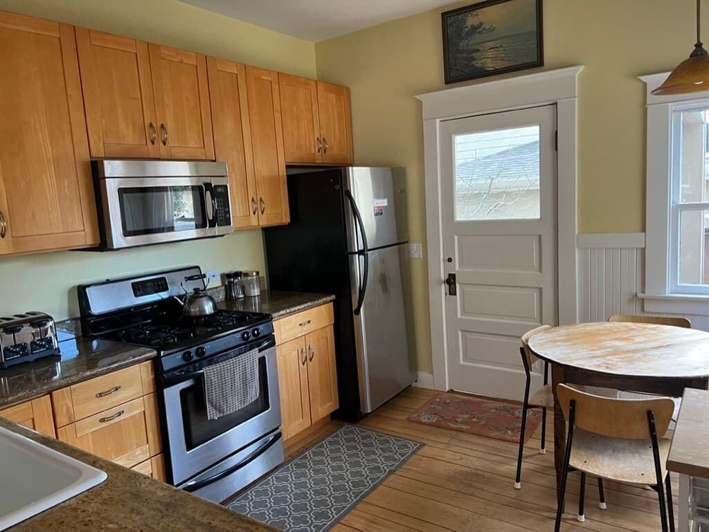 Charming Light-Filled Flat Near BART & Campus - Photo 4