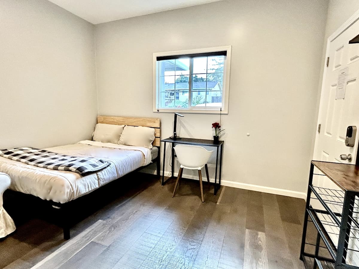 New Guesthouse, Private Patio & Laundry - Photo 2