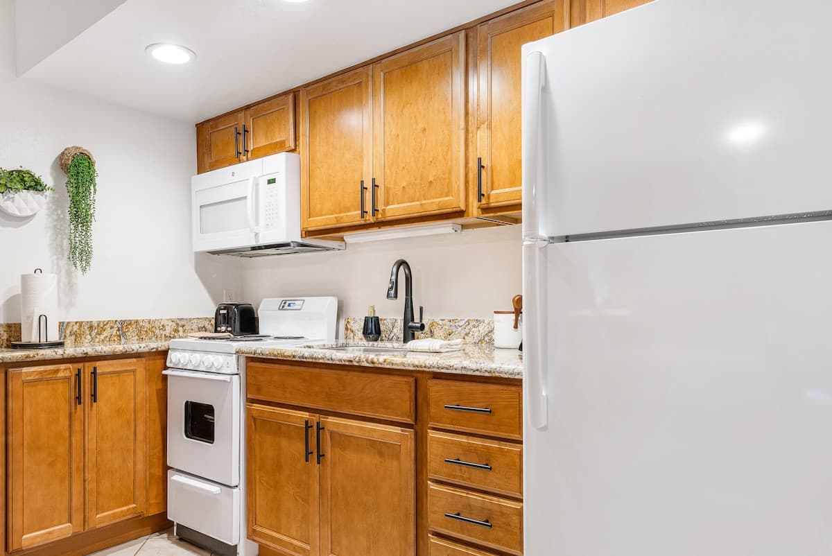 Condo in Lahaina · ★4.93 · Studio · 2 beds · 1 bath - Photo 5