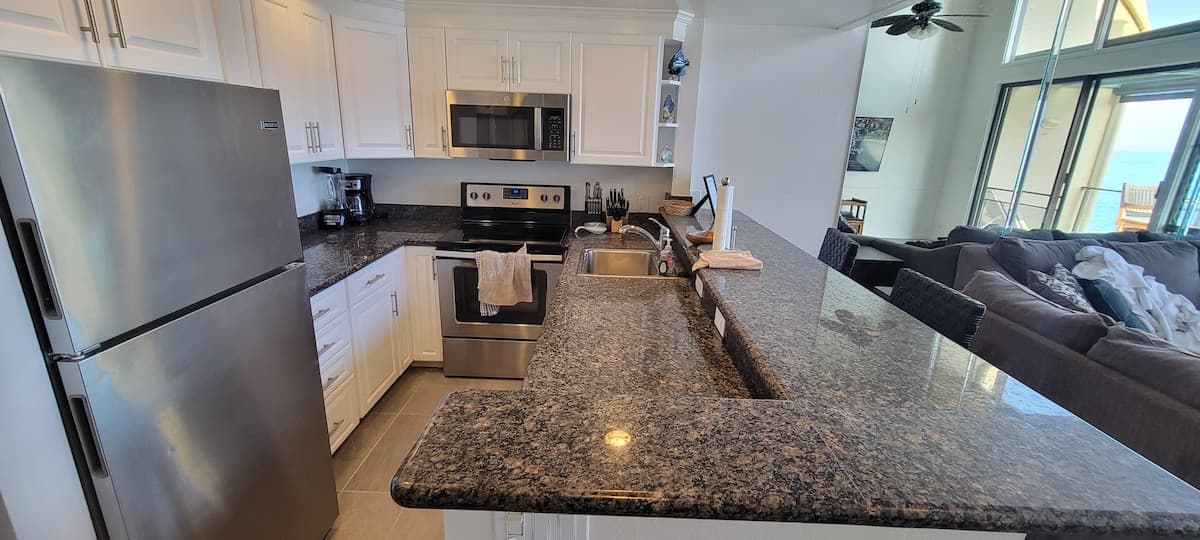 Condo in Lahaina · ★4.36 · 2 bedrooms · 4 beds · 2 baths - Photo 4