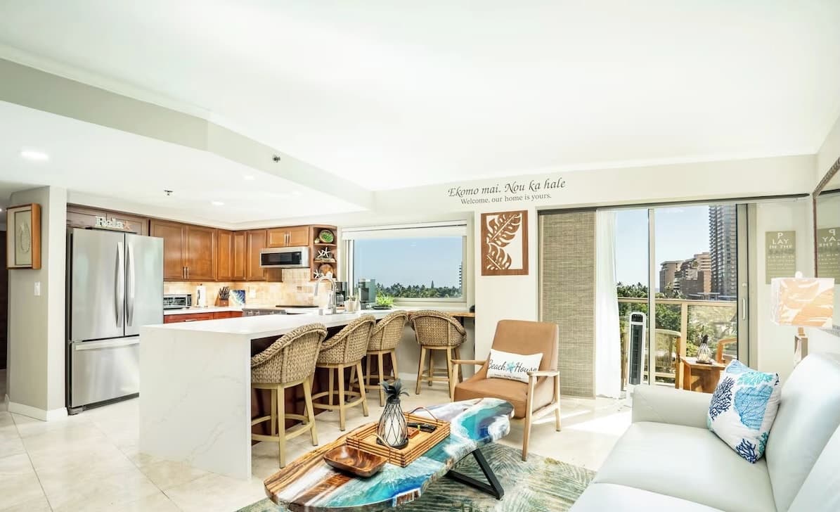 Waikiki 1 Bedroom Suite with Free Parking! - Photo 1