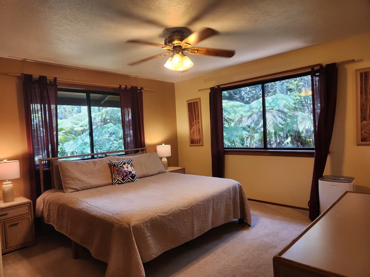 Guesthouse in Volcano · ★4.7 · 3 bedrooms · 4 beds · 2 private baths - Photo 2
