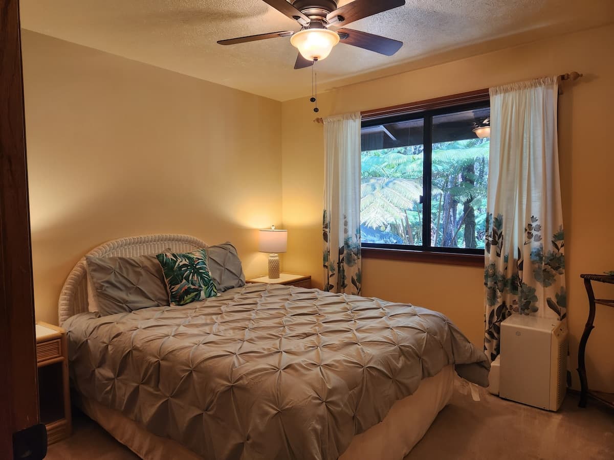 Guesthouse in Volcano · ★4.7 · 3 bedrooms · 4 beds · 2 private baths - Photo 3