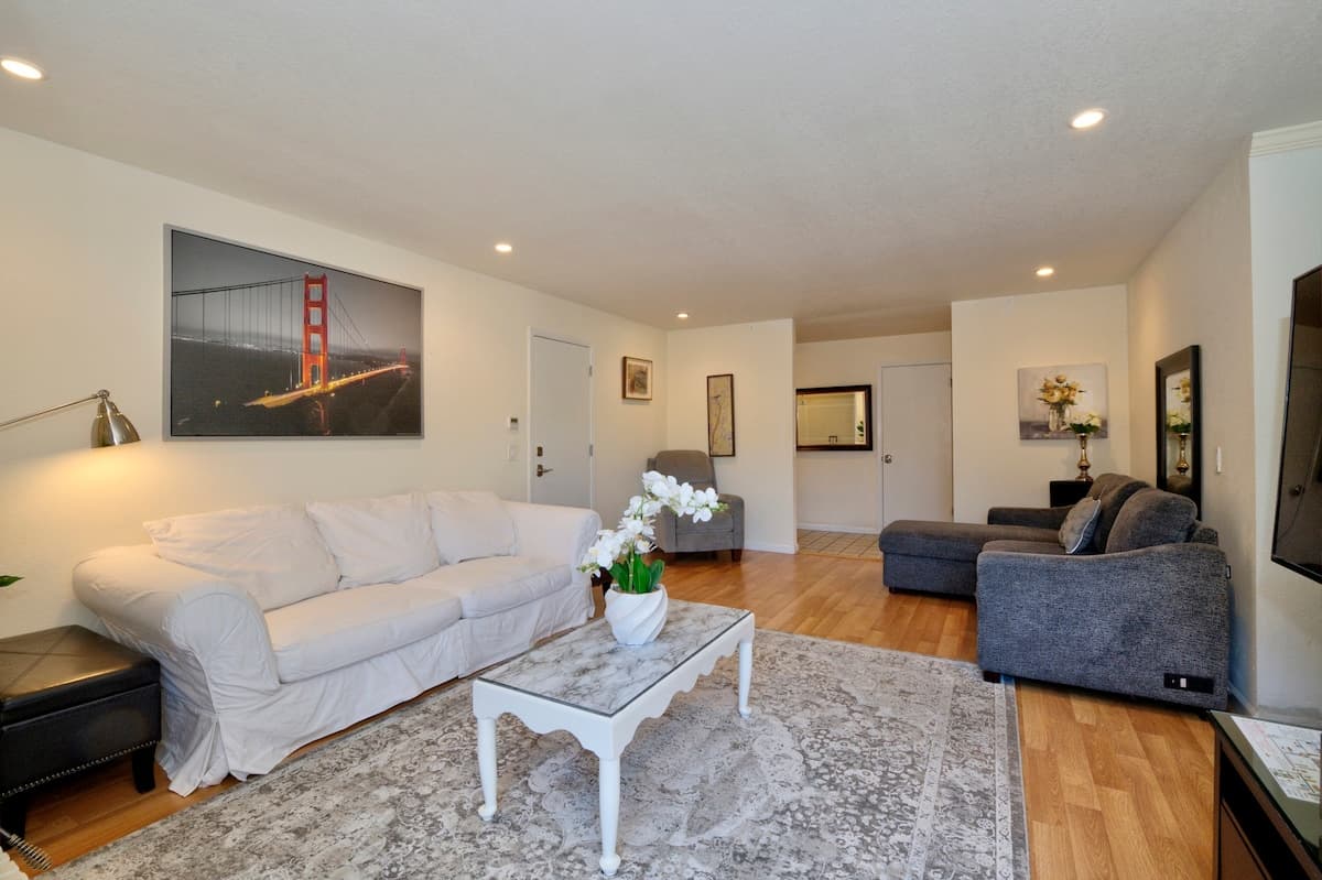 Luxury 4BR w/ Hot Tub, Pool Table & Patio - Photo 5