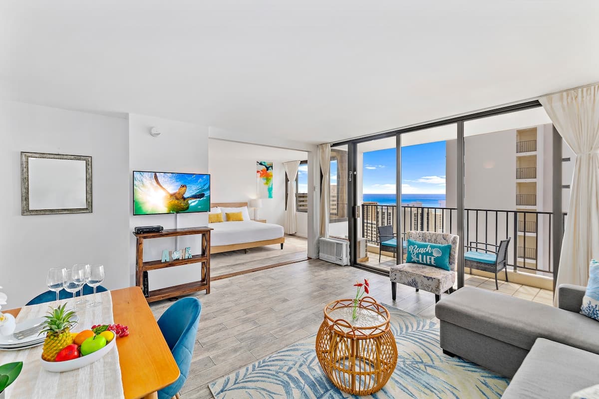 Condo in Honolulu · ★4.84 · 1 bedroom · 2 beds · 1 private bath - Photo 1